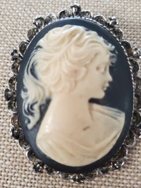 Vintage Finesse Signed Cameo Brooch Pendant Silver Tone Victorian Revival Lady
